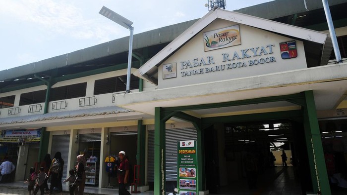 Pasar Rakyat Tanah Baru Kota Bogor Selesai Direvitalisasi Pedagang melayani pembeli di Pasar Rakyat Tanah Baru, Kota Bogor, Jawa Barat, Rabu (29/11/2023). Pasar Rakyat Tanah Baru, Kota Bogor telah selesai direvitalisasi dengan anggaran Dana Tugas Pembantuan Tahun Anggaran 2021 senilai Rp4 miliar melalui penugasan Peraturan Menteri Perdagangan Nomor 98 Tahun 2020 yang dirancang sesuai dengan Standar Nasional Indonesia (SNI) untuk menciptakan pasar rakyat yang bersih, aman dan nyaman bagi pengunjung. ANTARA FOTO/Arif Firmansyah/aww.