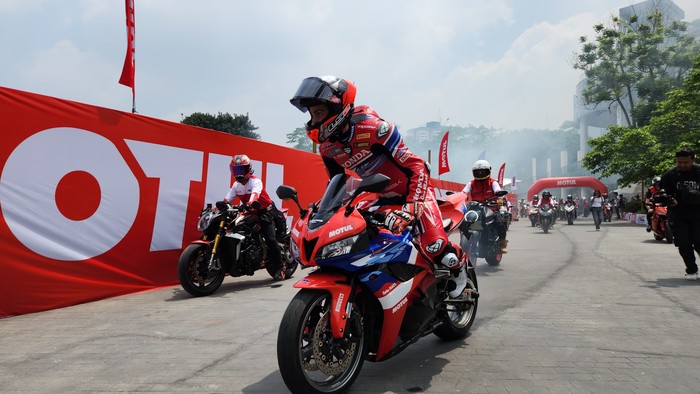 Pebalap HRC WSBK dan MXGP riding santai di jalanan Jakarta