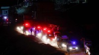 Tampak konvoi ambulans yang membawa para pekerja tersebut ke rumah sakit. 