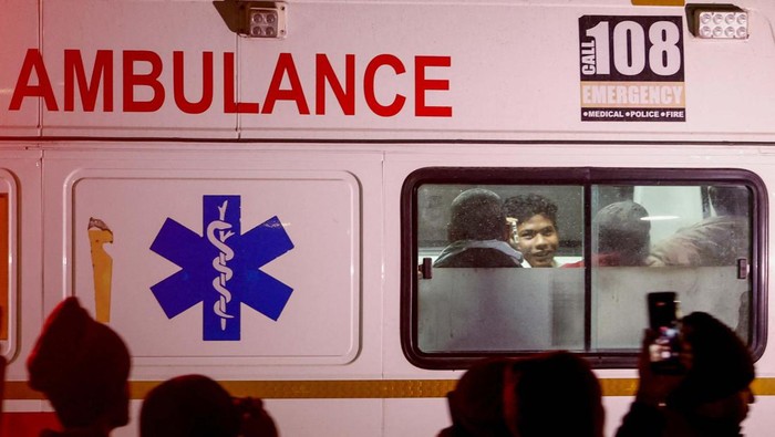 Pekerja India yang Terjebak di Terowongan Berhasil Dievakuasi An ambulance carries survivors as rescue operations are underway to rescue trapped workers after a tunnel collapsed, in Uttarkashi in the northern state of Uttarakhand, India, November 28, 2023. REUTERS/Francis Mascarenhas