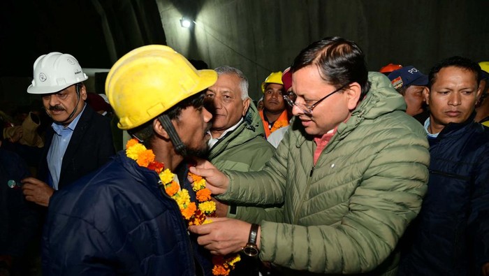 Pekerja India yang Terjebak di Terowongan Berhasil Dievakuasi An ambulance carries survivors as rescue operations are underway to rescue trapped workers after a tunnel collapsed, in Uttarkashi in the northern state of Uttarakhand, India, November 28, 2023. REUTERS/Francis Mascarenhas