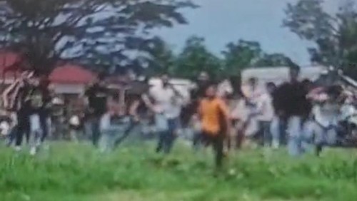 Puluhan siswa terlibat tawuran saat pertandingan futsal di Lombok Tengah, NTB, Selasa (28/11/2023).