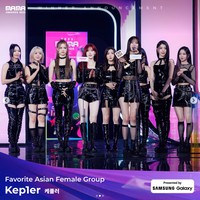 Tahun lalu, Mnet mendebutkan grup KPop Kep1er dari acara survival Girls Planet 999. Kini personelnya memenangkan penghargaan ‘Favorite Asian Female Group’ di MAMA 2023. Yujin cs memakai kostum panggung berwarna hitam, setelah tampil di red carpet dalam balutan busana putih. Foto: dok. Mnet