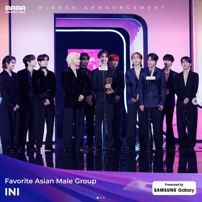 Sementara itu, penghargaan ‘Favorite Asian Male Group’ di Mnet MAMA 2023 diberikan kepada boy group Jepang hasil bentukan acara Produce 101 Japan Season 2 pada tahun 2021. INI dikenal dengan lagu-lagu andalannya seperti HANA, BOMBARDA, DROP, dan Rocketeer. Foto: dok. Mnet