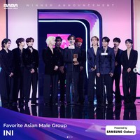 Sementara itu, penghargaan ‘Favorite Asian Male Group’ di Mnet MAMA 2023 diberikan kepada boy group Jepang hasil bentukan acara Produce 101 Japan Season 2 pada tahun 2021. INI dikenal dengan lagu-lagu andalannya seperti HANA, BOMBARDA, DROP, dan Rocketeer. Foto: dok. Mnet