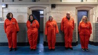 Fungsi penjara sebagai objek wisata masih terus berlanjut sampai tahun depan. Peserta tur akan mendapat kesempatan untuk memakai baju tahanan juga, lho! (Shepton Mallet Prison)