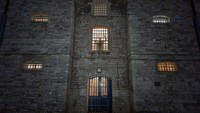 Salah satu tur yang paling diminati adalah tur hantu. Konon, penjara ini dihantui oleh sosok white lady yang bikin siapa pun bergidik. (Shepton Mallet Prison)