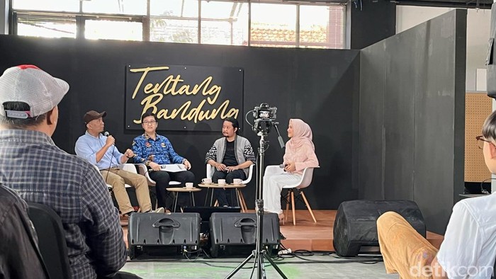 Pepep dalam Acara Ruang Riung Disbudpar Bandung, Rabu (29/11/2023).