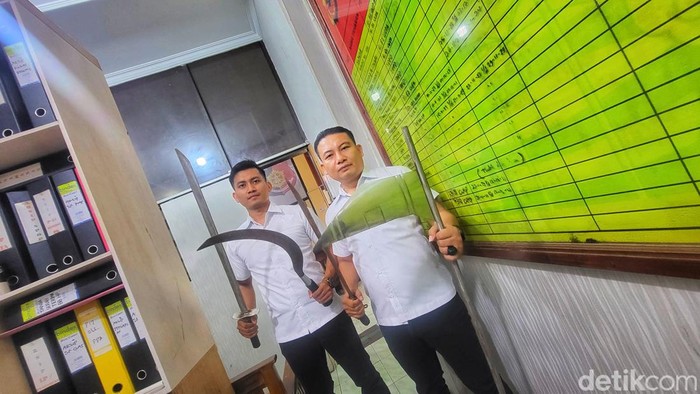 Personel Satreskrim menunjukan senjata tajam yang digunakan pelaku saat bentrok di Bojonggenteng