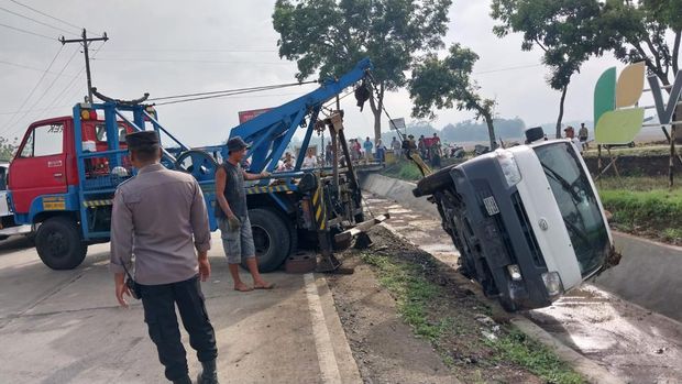 Petugas mengevakuasi mobil misterius tanpa penumpang yang ditemukan di saluran irigasi Desa Senon, Kecamatan Kemangkon, Kabupaten Purbalingga, Rabu (29/11/2023).