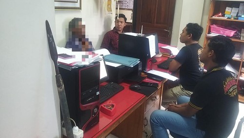 Petugas Polsek Bebandem saat meminta keterangan kepada IWG yang menjadi korban penganiayaan, Selasa (28/11/2023). (Foto: Istimewa)