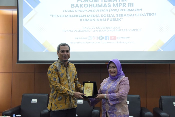 Plt Sekretaris Jenderal (Sekjen) MPR Siti Fauziah mencoba berbagi pengalaman bersama para Humas lembaga dan instansi lain untuk pengembangan media sosial dan kehumasan.