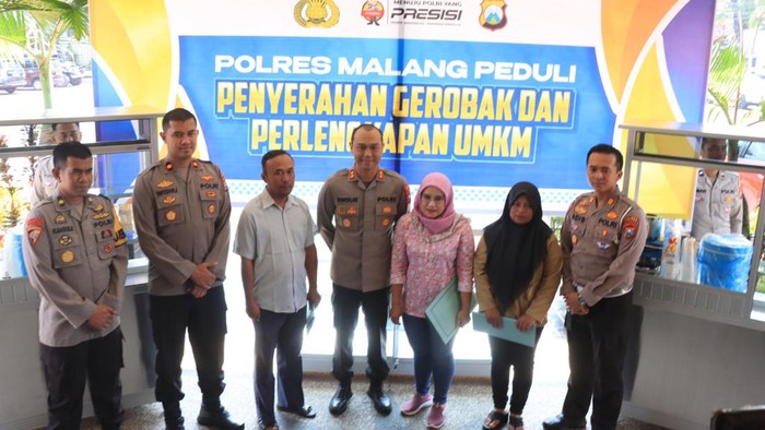 Polres Malang memberikan bantuan untuk keluarga korban Tragedi Kanjuruhan