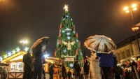 Pohon Natal tradisional setinggi 45 meter ini berada di pasar Natal di Dortmund, Jerman.  