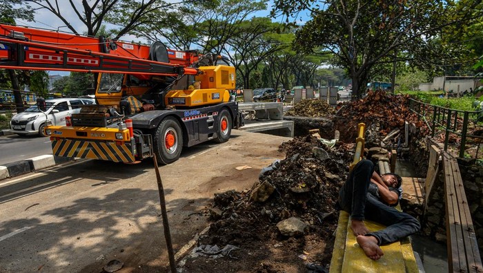Potret Proyek Penangkal Banjir di Bandung Pekerja mengoperasikan alat berat pada proyek antipasi banjir di Jalan Soekarno Hatta, Gedebage, Bandung, Jawa Barat, Rabu (29/11/2023). Kementerian PUPR bersama Pemerintah Provinsi Jawa Barat melakukan berbagai langkah untuk mengantisipasi banjir di Kota Bandung pada musim hujan, salah satunya dengan melakukan perbaikan cross drain di Gedebage yang ditargetkan selesai pada akhir tahun 2023. ANTARA FOTO/Raisan Al Farisi/wpa.