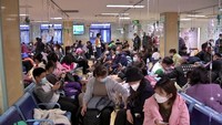 Foto yang diperoleh dari tangkapan layar video menunjukkan kondisi rumah sakit di Beijing, China penuh sesak menampung pasien pneumonia misterius pada Senin, 27 November 2023. Pasien didominasi oleh anak-anak.  