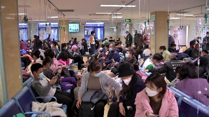 China kembali disorot setelah kasus pneumonia misterius muncul dan menyerang anak-anak beberapa waktu terakhir. Bahkan rumah sakit mulai padat dan kewalahan, Senin (27/11/2023).