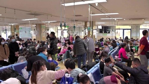 China kembali disorot setelah kasus pneumonia misterius muncul dan menyerang anak-anak beberapa waktu terakhir. Bahkan rumah sakit mulai padat dan kewalahan, Senin (27/11/2023).