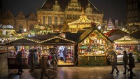 Suasana Pasar Natal di depan Balai Kota Bremen. Saat malam tiba, suasana pasar semakin semarak dengan lampu yang menyala. AP/Sina Schuldt