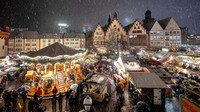 Orang-orang Frankfurt sangat bangga dengan sejarah pasar Natal lokal mereka. Pasar Natal menyediakan beragam kebutuhan Natal mulai dari minuman hingga makanan khas. AP/Michael Probst