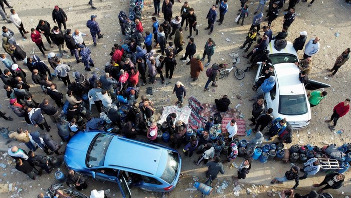 Potret Warga Gaza Antre BBM dan Gas Palestinians wait to fill their cars with fuel during a temporary truce between Hamas and Israel, in Khan Younis, in the southern Gaza Strip November 28, 2023. REUTERS/Mohammed Salem