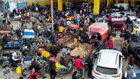 Tampak kendaraan antre panjang di sebuah SPBU di Khan Younis. 