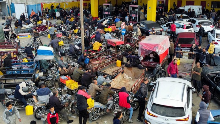 Palestinians wait to fill their cars with fuel during a temporary truce between Hamas and Israel, in Khan Younis, in the southern Gaza Strip November 28, 2023. REUTERS/Mohammed Salem