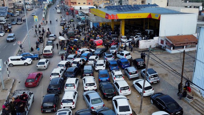 Palestinians wait to fill their cars with fuel during a temporary truce between Hamas and Israel, in Khan Younis, in the southern Gaza Strip November 28, 2023. REUTERS/Mohammed Salem