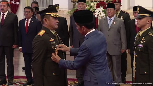 Presiden Jokowi Lantik Kepala Staf Angkatan Darat, Istana Negara, (29/11/2023). (Tangkapan Layar Youtube Sekretariat Presiden)