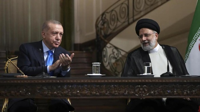Presiden Turki Recep Tayyip Erdogan dan Presiden Iran Ebrahim Raisi dalam pertemuan di Teheran pada Juli 2022. (AP Photo/Vahid Salemi)