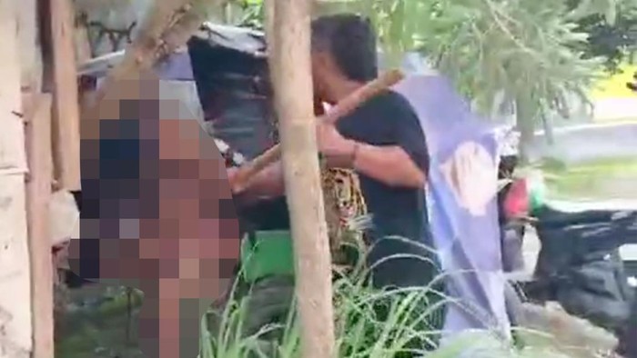 Pria tua dilibas warga usai kepergok mesum sesama jenis di becak. (Istimewa)