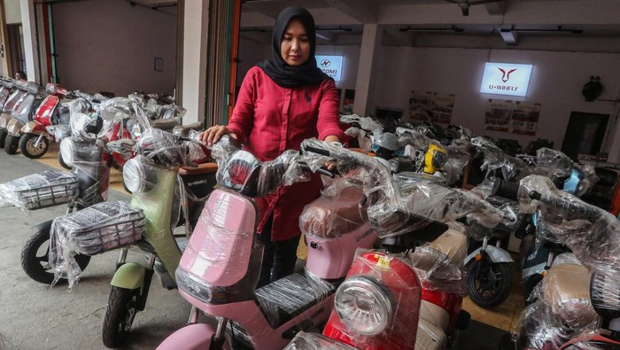 Program Subsidi Motor Listrik Rp 7 Juta Sepi Peminat Pramuniaga merapikan kendaraan motor listrik yang dijual di sebuah diler di kawasan Jalan Fatmawati, Semarang, Jawa Tengah, Rabu (29/11/2023). Pemerintah menargetkan pada tahun 2025 populasi kendaraan listrik roda dua dan tiga secara nasional bisa mencapai 6 juta unit dan jumlah tersebut diharapkan terus meningkat hingga 12 juta unit pada tahun 2035, sehingga Indonesia bisa menghemat penggunaan BBM sebanyak 18,86 juta barrel atau setara 6,9 juta ton karbon dioksida. ANTARA FOTO/Makna Zaezar/Spt.