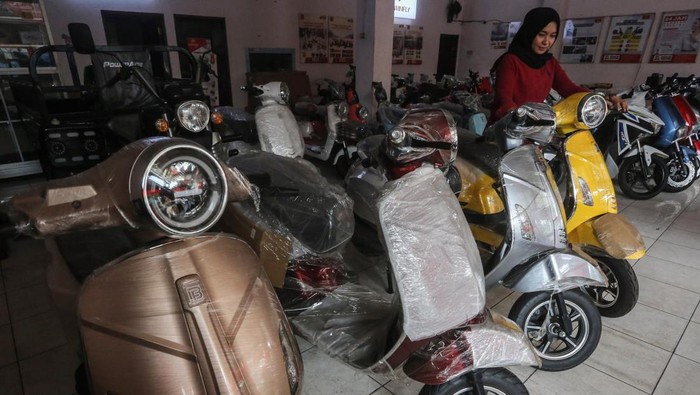 Pramuniaga merapikan kendaraan motor listrik yang dijual di sebuah diler di kawasan Jalan Fatmawati, Semarang, Jawa Tengah, Rabu (29/11/2023). Pemerintah menargetkan pada tahun 2025 populasi kendaraan listrik roda dua dan tiga secara nasional bisa mencapai 6 juta unit dan jumlah tersebut diharapkan terus meningkat hingga 12 juta unit pada tahun 2035, sehingga Indonesia bisa menghemat penggunaan BBM sebanyak 18,86 juta barrel atau setara 6,9 juta ton karbon dioksida. ANTARA FOTO/Makna Zaezar/Spt.