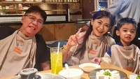 Shabu-shabu menjadi hidangan yang paling disukainya. Hampir setiap momen makan bersama keluarga termasuk cucunya, ia memilih restoran shabu berkuah hangat. Foto: Instagram/puspadewihc