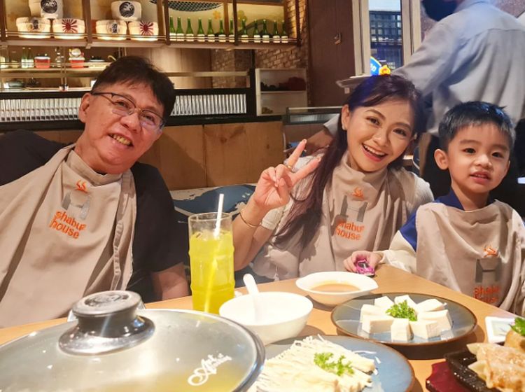 Puspa Dewi Asyik Kulineran Bareng Cucu dan Menantu di Korea Selatan