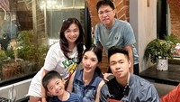 Puspa Dewi selalu meluangkan waktu untuk keluarganya. Makan malam bersama anak, menantu, dan cucunya adalah agenda rutin yang tak boleh dilewatkan. Foto: Instagram/puspadewihc