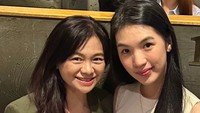 Bersama menantunya ia juga mengunjungi restoran yang barbeque yang enak. Keduanya berfoto bersama usai melahap habis makanan yang dipesan. Foto: Instagram/puspadewihc