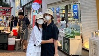 Beberapa kali Puspa Dewi juga pernah pergi ke Korea Selatan. Ia menyempatkan diri untuk kulineran di kawasan Myeongdong, Seoul, Korea Selatan. Foto: Instagram/puspadewihc