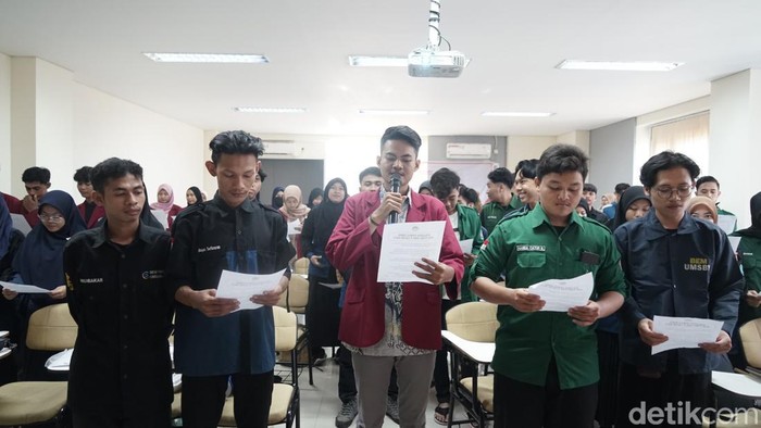 Ratusan BEM Kampus Muhammadiyah menandatangani deklarasi Pemilu 2024 aman dan damai.