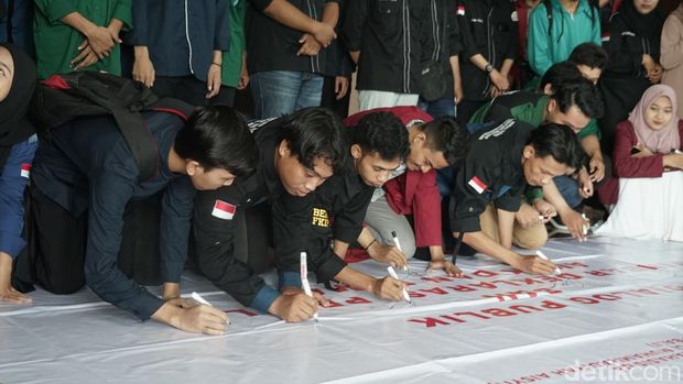 Ratusan BEM Kampus Muhammadiyah menandatangani deklarasi Pemilu 2024 aman dan damai.