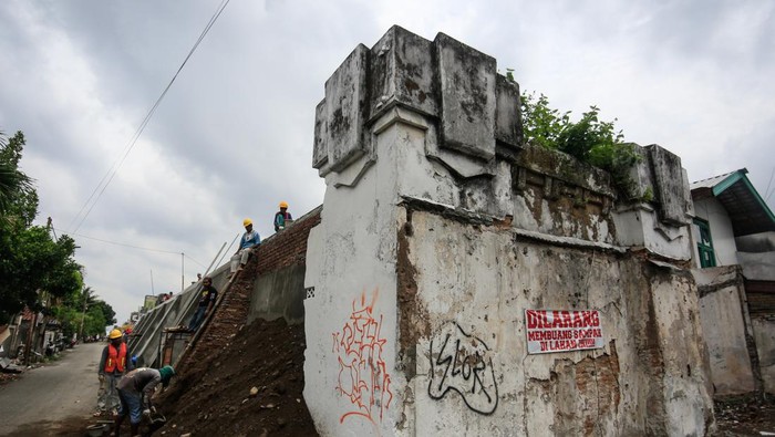 Revitalisasi benteng Kraton Yogyakarta Foto udara pembangunan beteng wetan di Panembahan, Kraton, Yogyakarta, Rabu (29/11/2023). Proyek revitalisasi tahap kedua yang dimulai dari Pojok Beteng Utara Timur menuju Plengkung Madyasura ini untuk mengembalikan bentuk semula Benteng Baluwarti Keraton Yogyakarta. ANTARA FOTO/Hendra Nurdiyansyah/wpa.