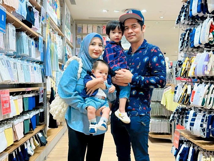 Ricky Perdana dan Chacha Thakya Asuh Anak