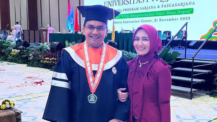 Sahrul Gunawan wisuda ditemani istri.