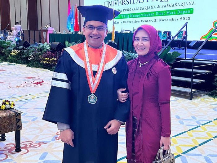 Sahrul Gunawan wisuda ditemani istri.