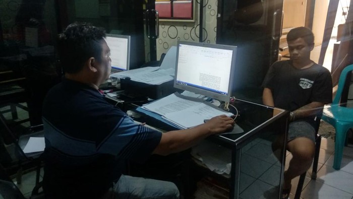 Salah satu terduga pelaku pengeroyokan pegawai BUMN di Mojokerto bernama Bobby diperiksa polisi.