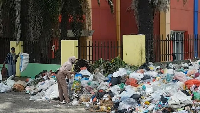 Sampah menumpuk di Taman Kota Prabumulih.