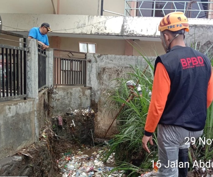sampah penyebab banjir di pujon kota batu
