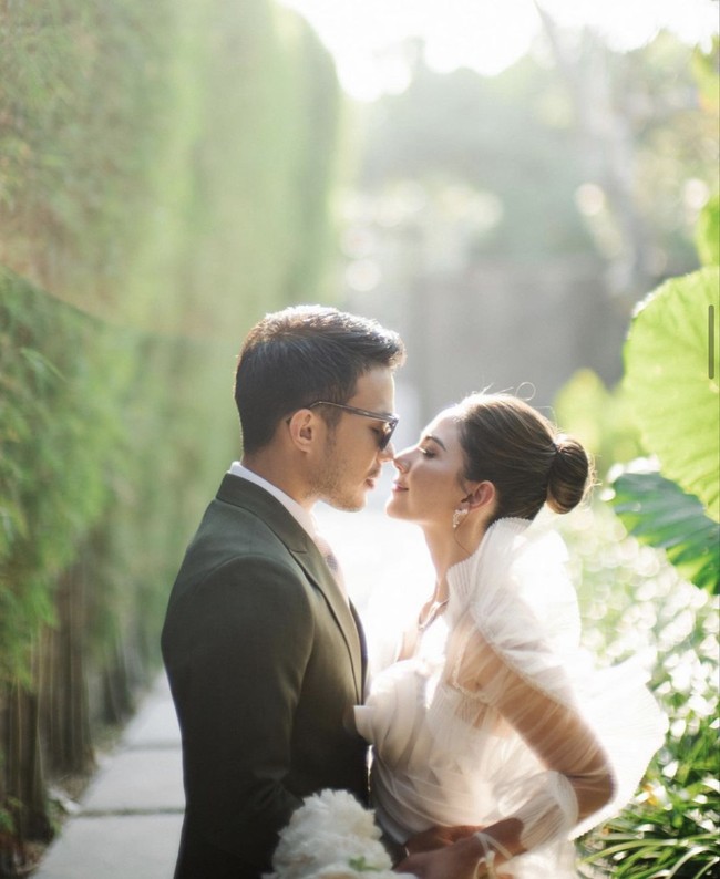 Salah satu momen pernikahan selebriti di Bali yang mencuri perhatian adalah resepsi Jessica Mila dan Yakup Hasibuan. Jessica Mila dan Yakup Hasibuan menggelar resepsi terakhir di Bali setelah rangkaian acara panjang sejak resmi menikah pada 5 Mei 2023. Foto: Instagram @jscmila