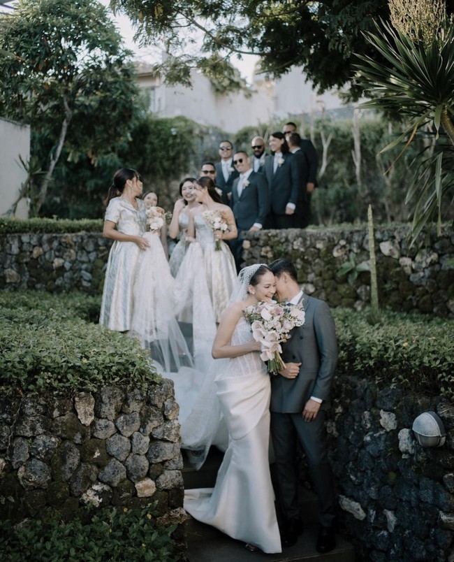 Selanjutnya pasangan Enzy Storia dan Molen Kasetra yang menggelar resepsi di Pulau Dewata, Bali. Resepsi keduanya digelar mewah dan intim dengan konsep outdoor party di Retreat Villa, Six Sense Uluwatu, Bali. Foto: Instagram @enzystoria