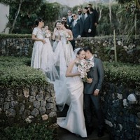 Selanjutnya pasangan Enzy Storia dan Molen Kasetra yang menggelar resepsi di Pulau Dewata, Bali. Resepsi keduanya digelar mewah dan intim dengan konsep outdoor party di Retreat Villa, Six Sense Uluwatu, Bali. Foto: Instagram @enzystoria